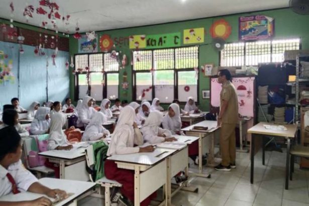 Pasca banjir, aktivitas Kegiatan Belajar Mengajar (KBM) di Kabupaten Bekasi kembali normal.
