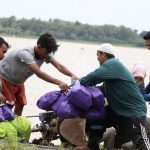 Tim dari Forum Kesehatan Kabupaten Bekasi membawa bantuan makanan siap saji dan hygiene kit untuk disalurkan kepada warga terdampak banjir di Kecamatan Cabangbungin, pada Minggu (05/03/2023)