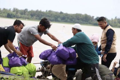 Tim dari Forum Kesehatan Kabupaten Bekasi membawa bantuan makanan siap saji dan hygiene kit untuk disalurkan kepada warga terdampak banjir di Kecamatan Cabangbungin, pada Minggu (05/03/2023)