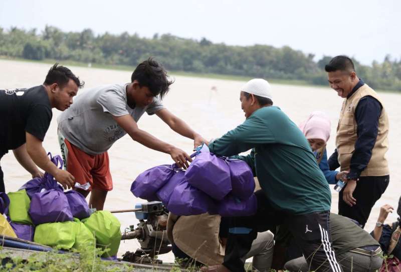Tim dari Forum Kesehatan Kabupaten Bekasi membawa bantuan makanan siap saji dan hygiene kit untuk disalurkan kepada warga terdampak banjir di Kecamatan Cabangbungin, pada Minggu (05/03/2023)